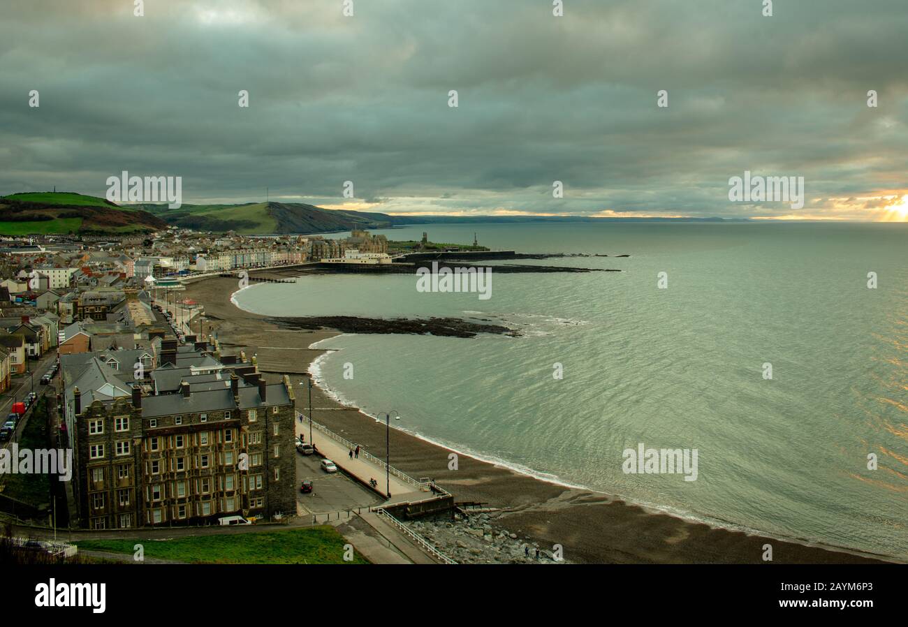 Aberystwyth, Ceredigion, Wales. Eine Universitätsstadt, die für atemberaubende Sonnenuntergänge und stürmisches Wetter bekannt ist. Stockfoto