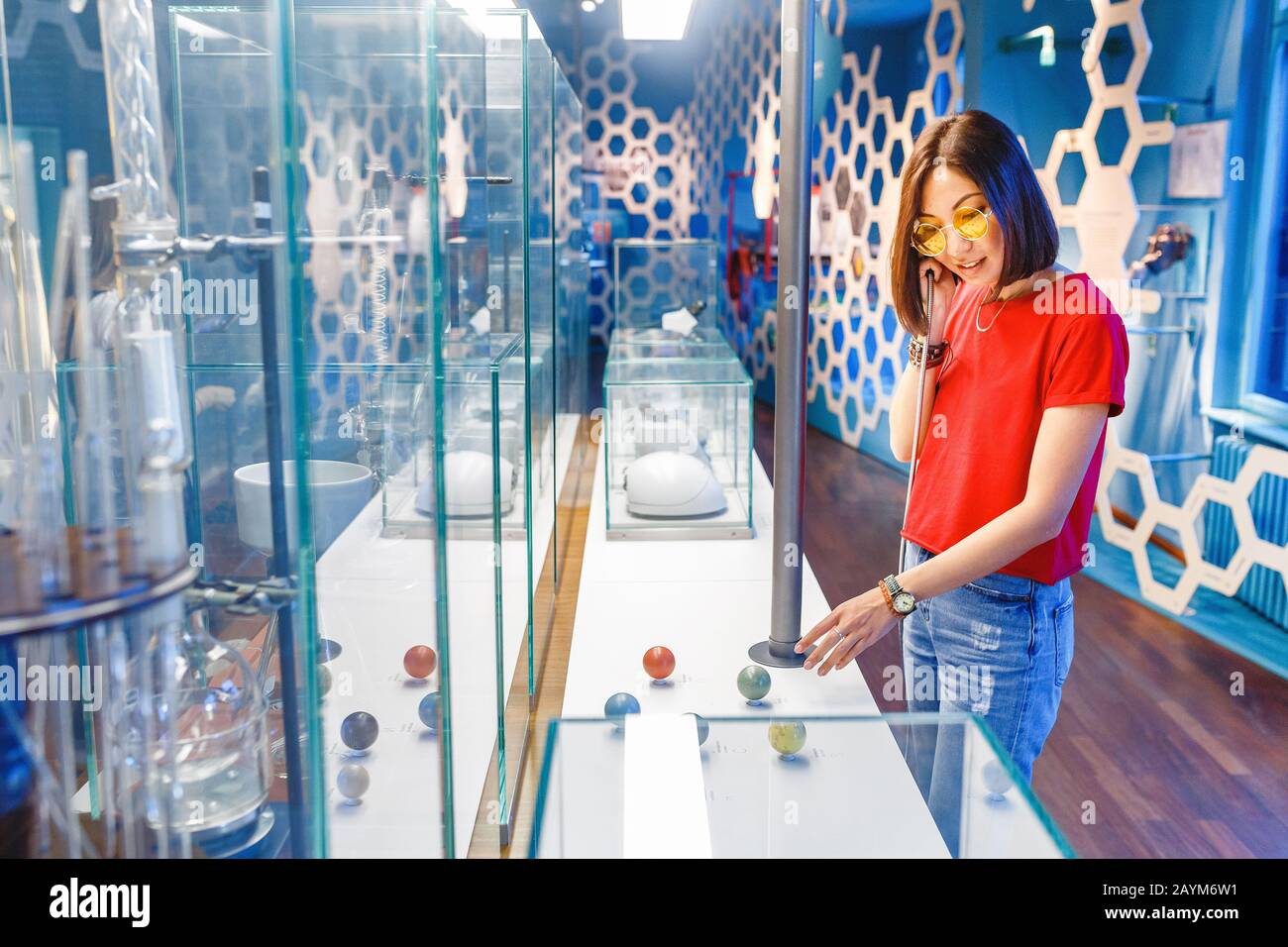 Berlin, DEUTSCHLAND - 19. MAI 2018: Mädchen Student Chemiker studiert das chemische Verbundmolekül im Technischen Museum in Berlin Stockfoto