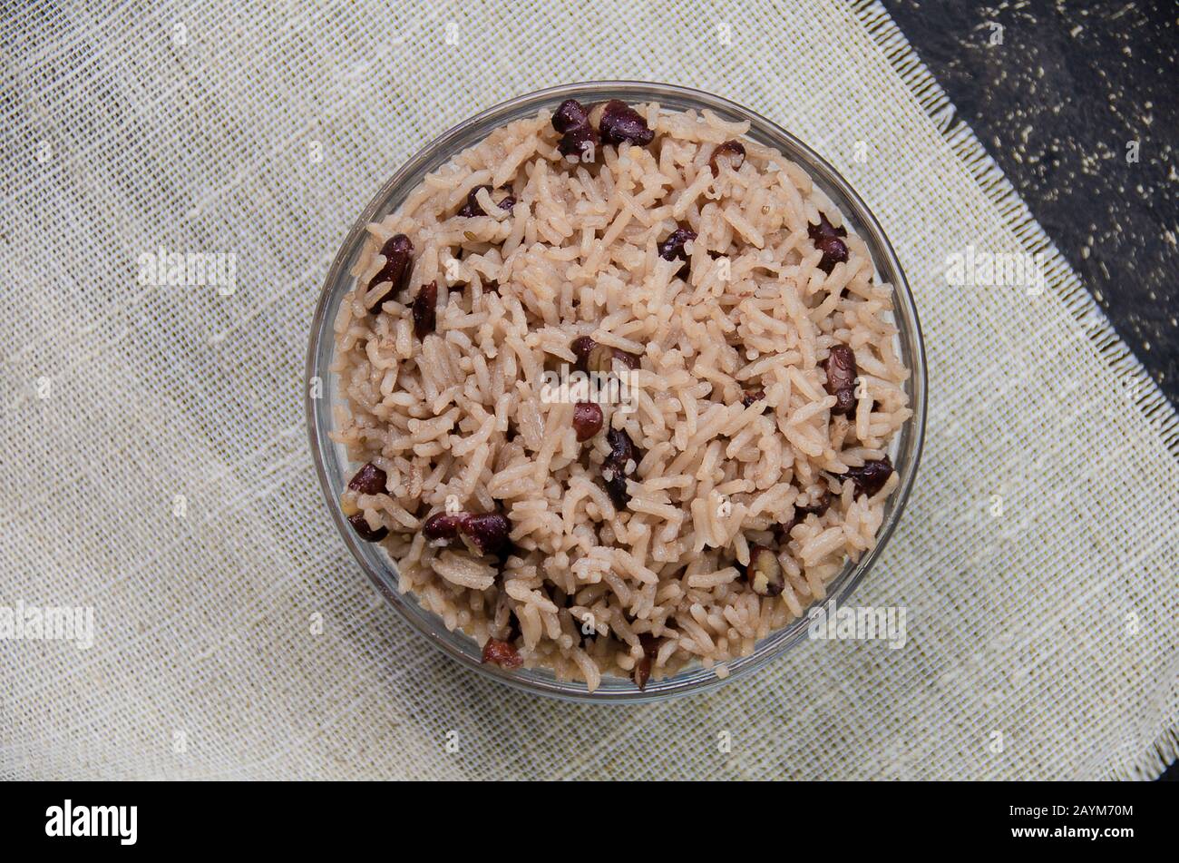 Draufsicht auf einen Topf mit moros und cristianos, auch bekannt als Reisig oder gallo Pinto in lateinamerika Stockfoto