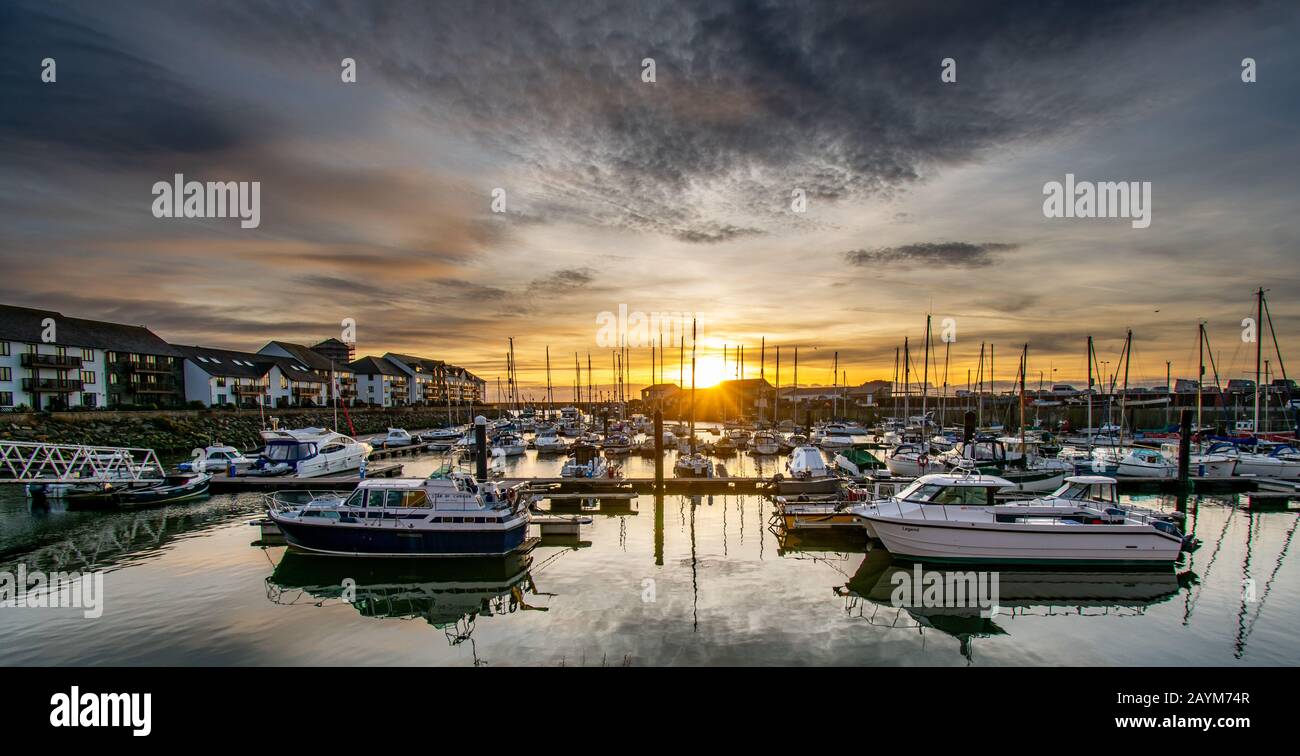 Aberystwyth, Ceredigion, Wales. Eine Universitätsstadt, die für atemberaubende Sonnenuntergänge und stürmisches Wetter bekannt ist. Stockfoto