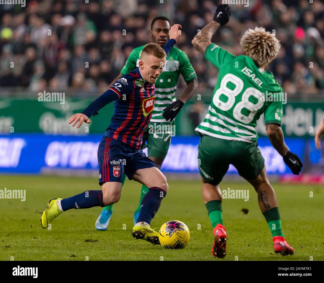BUDAPEST, UNGARN - 15. FEBRUAR: (L-r) Ivan Petryak von MOL Fehervar FC dribbbbelt zwischen Franck Boli von Ferencvarosi TC und Isabel da Silva Barbosa von Ferencvarosi TC während des ungarischen OTP Bank Liga-Spiels zwischen Ferencvarosi TC und MOL Fehervar FC in der Groupama Arena am 15. Februar 2020 in Budapest, Ungarn. Stockfoto