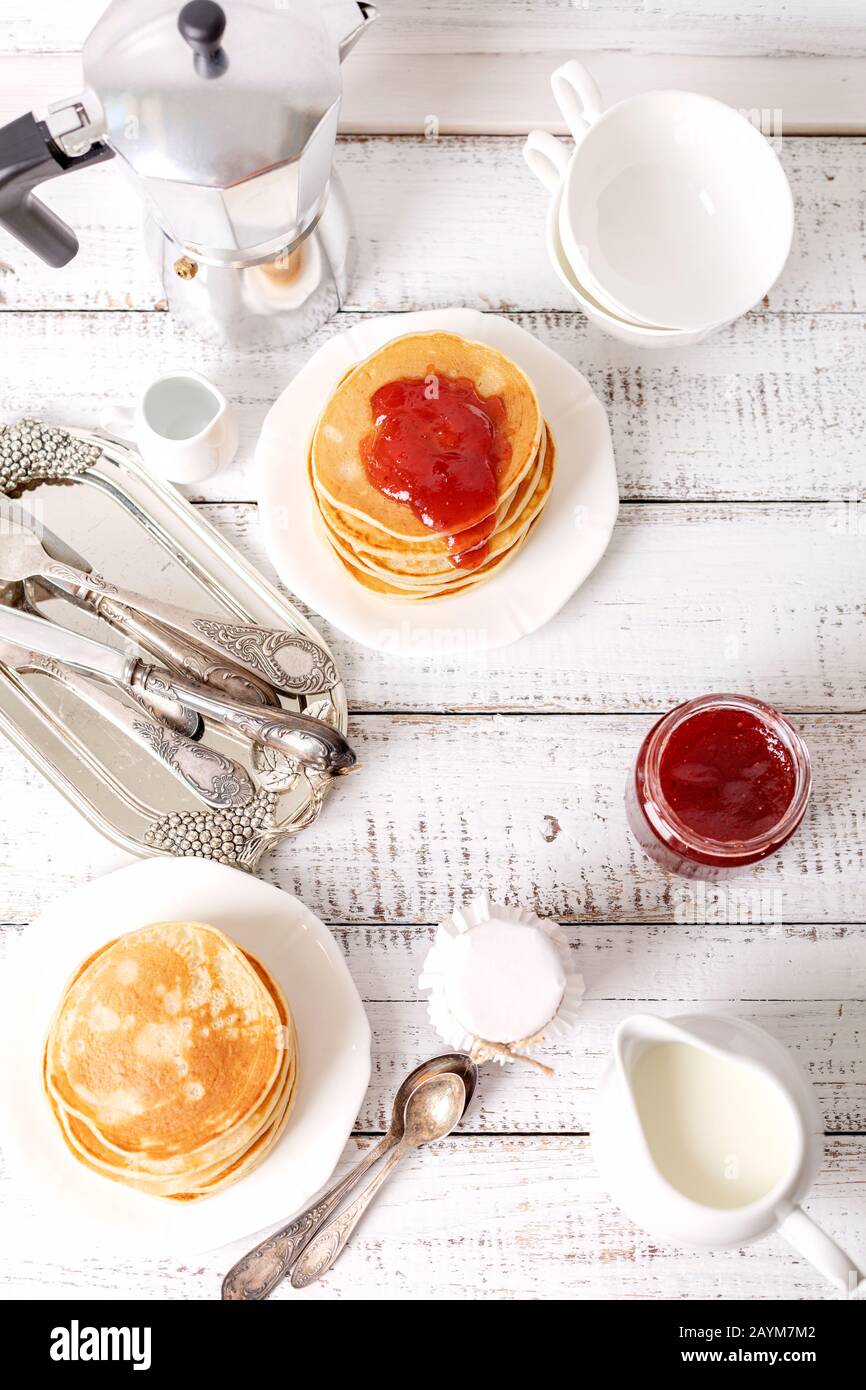 Leckeres Frühstück. Pfannkuchen mit Erdbeer Marmelade und Butter. Selektive konzentrieren. Stockfoto