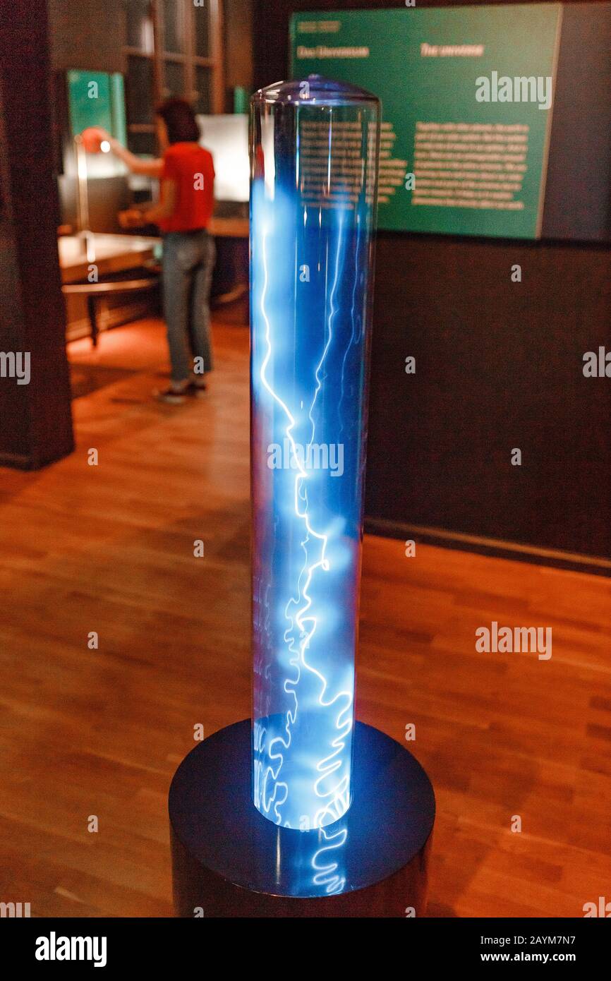 Berlin, DEUTSCHLAND - 19. MAI 2018: Besucher der Frau, die sich ein Buntes Plasmabildlampen-Experiment im Physik-Museum ansieht Stockfoto