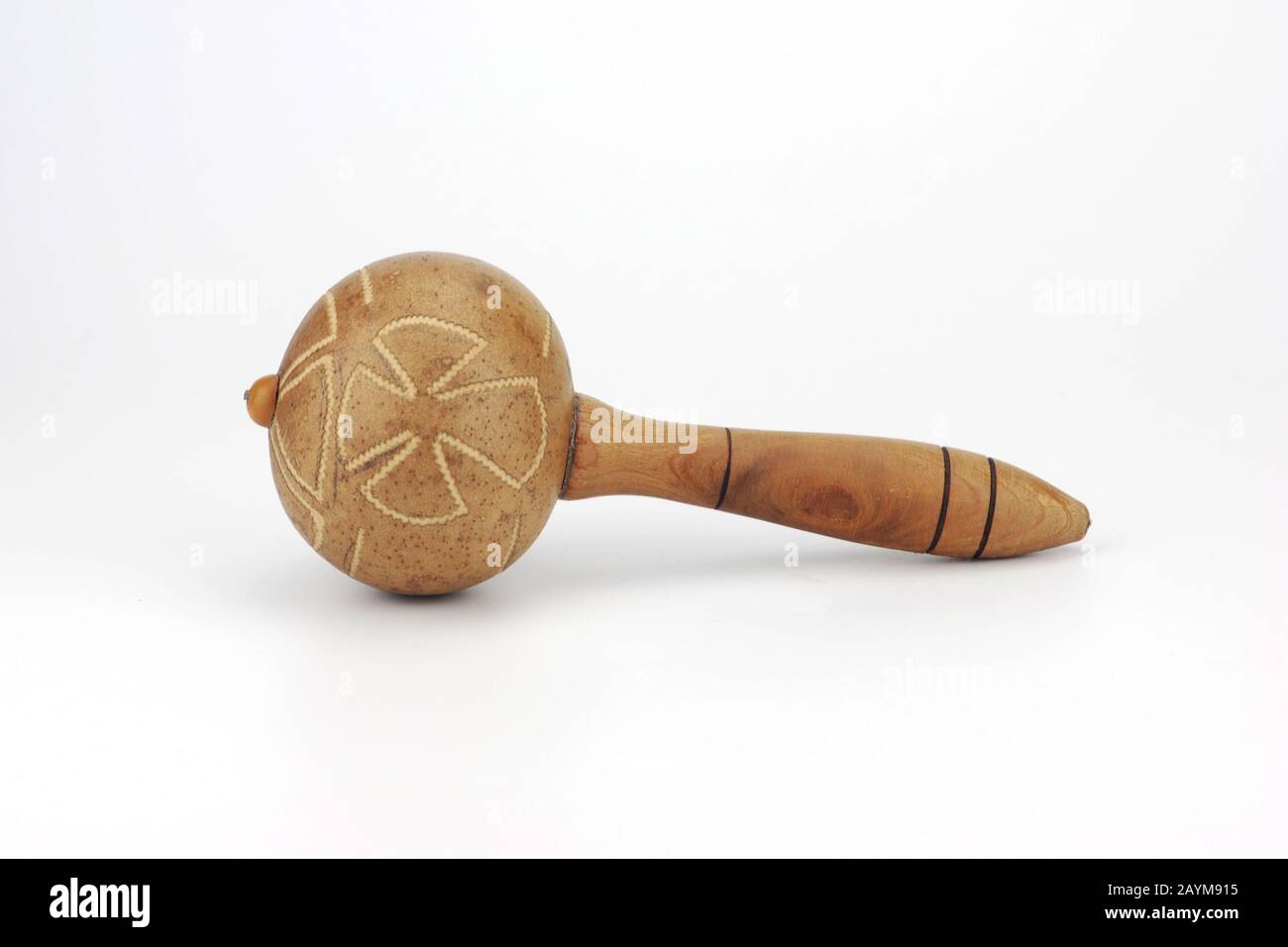 Maraca isoliert auf weißem Hintergrund. Weit verbreitet in lateinischer Tanz-Folk-Musik kubanischen Einflusses und in der venezolanisch-kolumbianischen Llanero-Folklore. Stockfoto