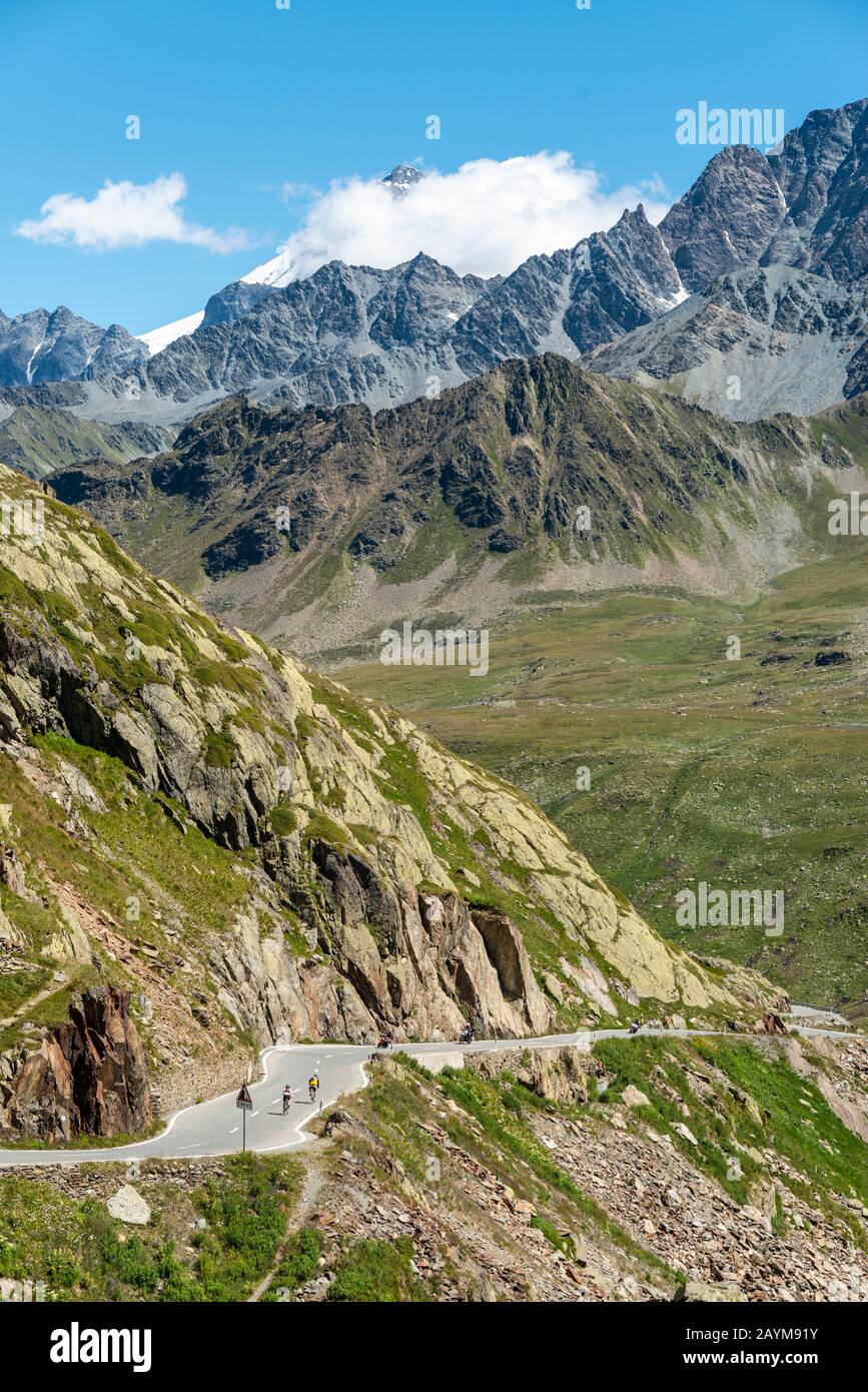 Kurven auf der Bergstraße, Bergmassiv hinten, Great St Bernard Pass, Col du Grand Saint-Bernard, Wallis, Schweiz Stockfoto