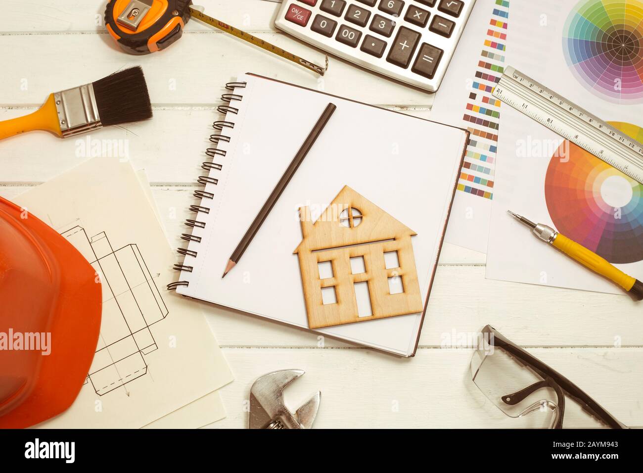 Gestaltung des Innenraums des Hauses, Dekorausstattung. Konstruktionswerkzeuge, Skizze auf dem Desktop eines Bauingenieurs. Stockfoto Gestaltung des Innenraums des Hauses, Dekorausstattung. Konstruktionswerkzeuge, Skizze auf dem Desktop eines Bauingenieurs. Stockfoto