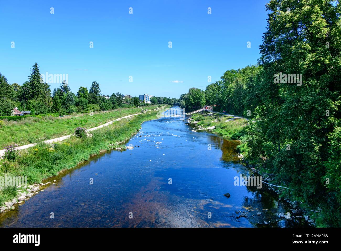 Renaturalisierter Wertach in Augsburg Stockfoto