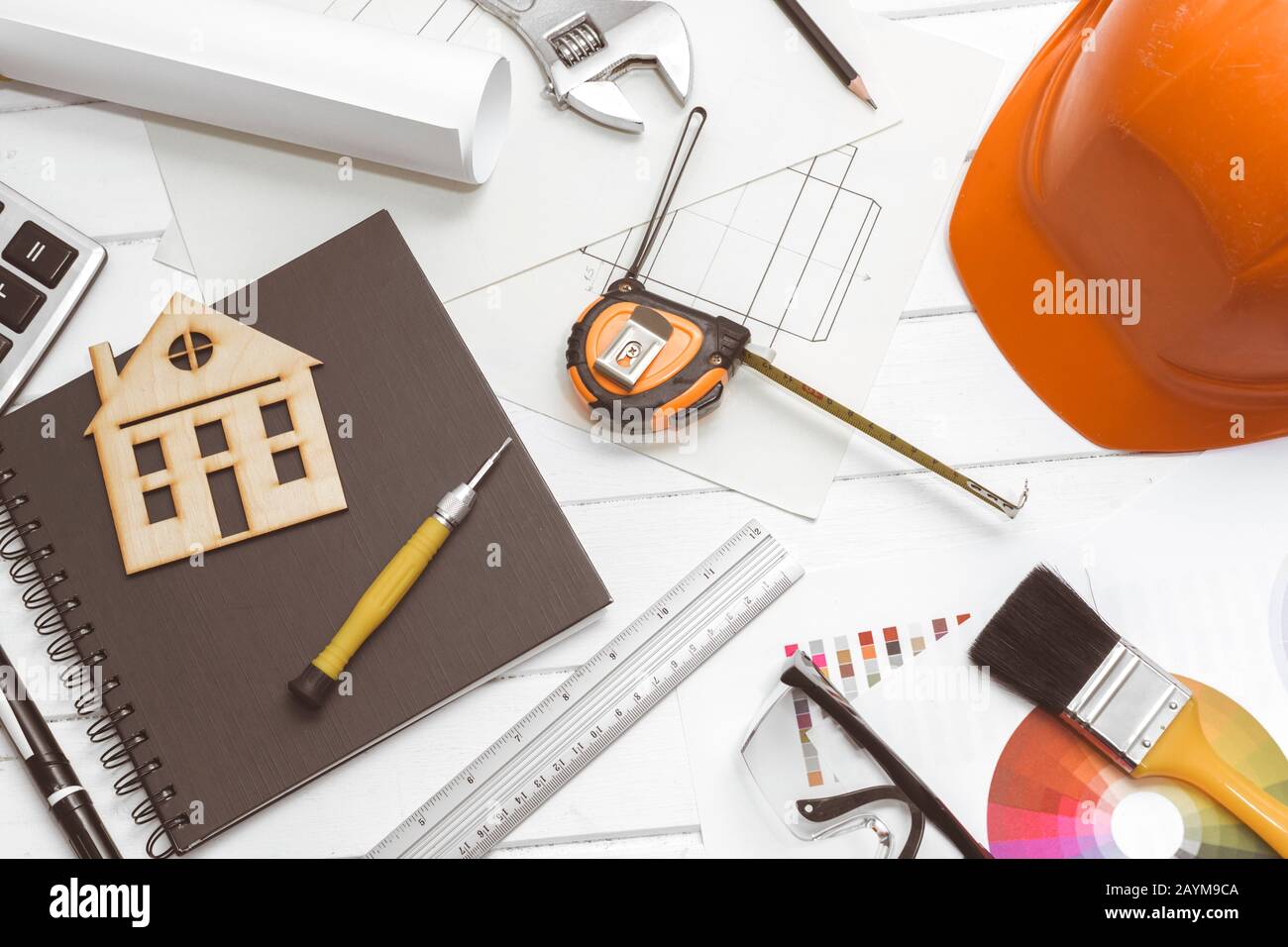 Ein Immobilienmakler unterzeichnet einen Vertrag über den Kauf oder die Hypothek eines Hauses. Stockfoto