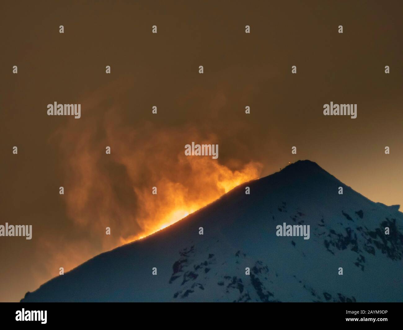 Schneeverwehung auf dem Storsteinestindan am Abend, Norwegen, Troms Stockfoto