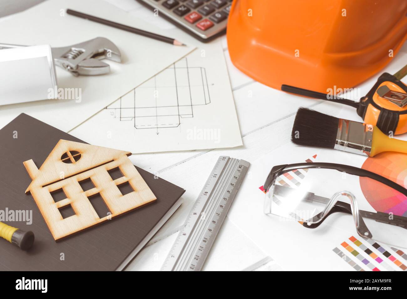 Ein Immobilienmakler unterzeichnet einen Vertrag über den Kauf oder die Hypothek eines Hauses. Stockfoto