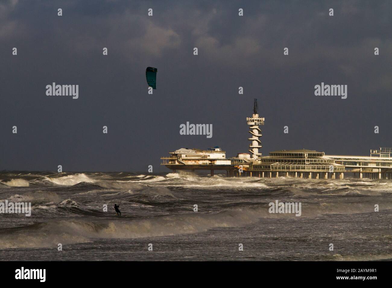 Kitesurfer mit Pier von Scheveningen im Hintergrund, Niederlande, Scheveningen Stockfoto