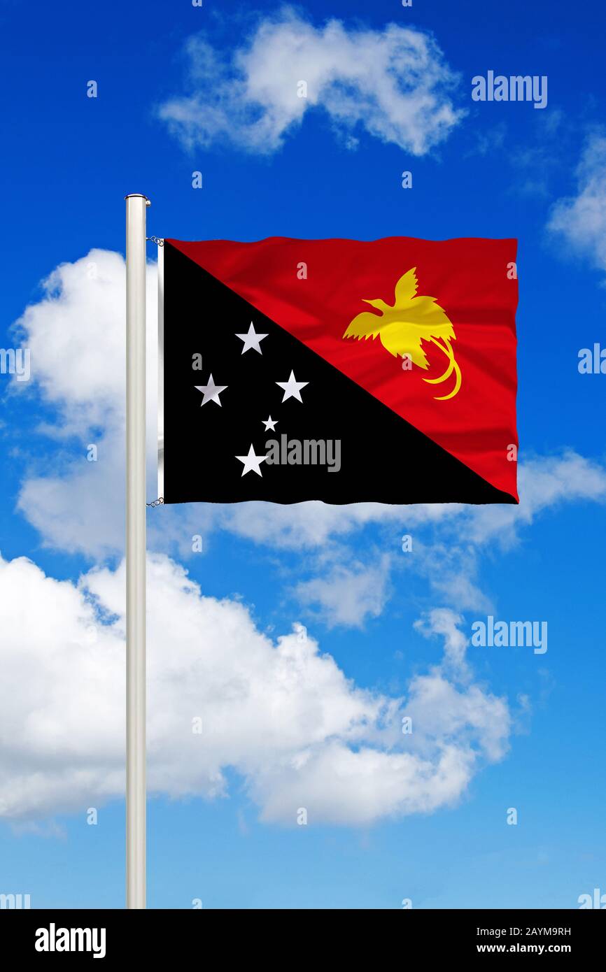 Flagge Papua-Neuguineas vor blauem bewölktem Himmel, Papua-Neuguinea Stockfoto