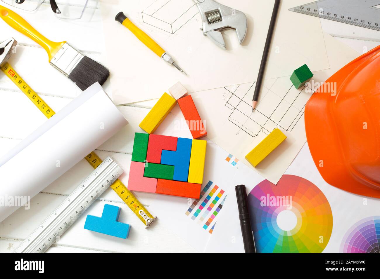 Gestaltung des Innenraums des Hauses, Dekorausstattung. Konstruktionswerkzeuge, Skizze auf dem Desktop eines Bauingenieurs. Stockfoto Gestaltung des Innenraums des Hauses, Dekorausstattung. Konstruktionswerkzeuge, Skizze auf dem Desktop eines Bauingenieurs. Stockfoto