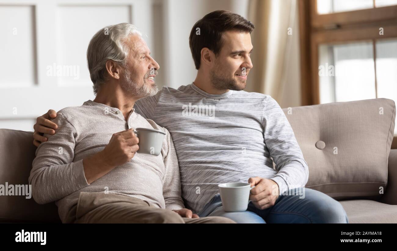 Zwei Generationen Familie genießen Freizeit mit einer Tasse Tee. Stockfoto