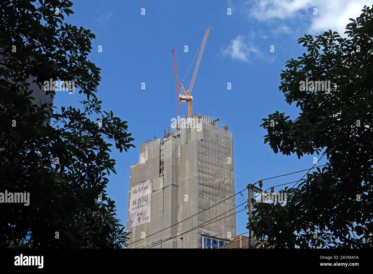 Bangkok, thailand - 2020.02.13: 32-stöckiges Maru Eigentumswohnungen Neubau in ekkamai soi 2 mit dem Ziel, japanische Klientel im Bau zu erreichen Stockfoto