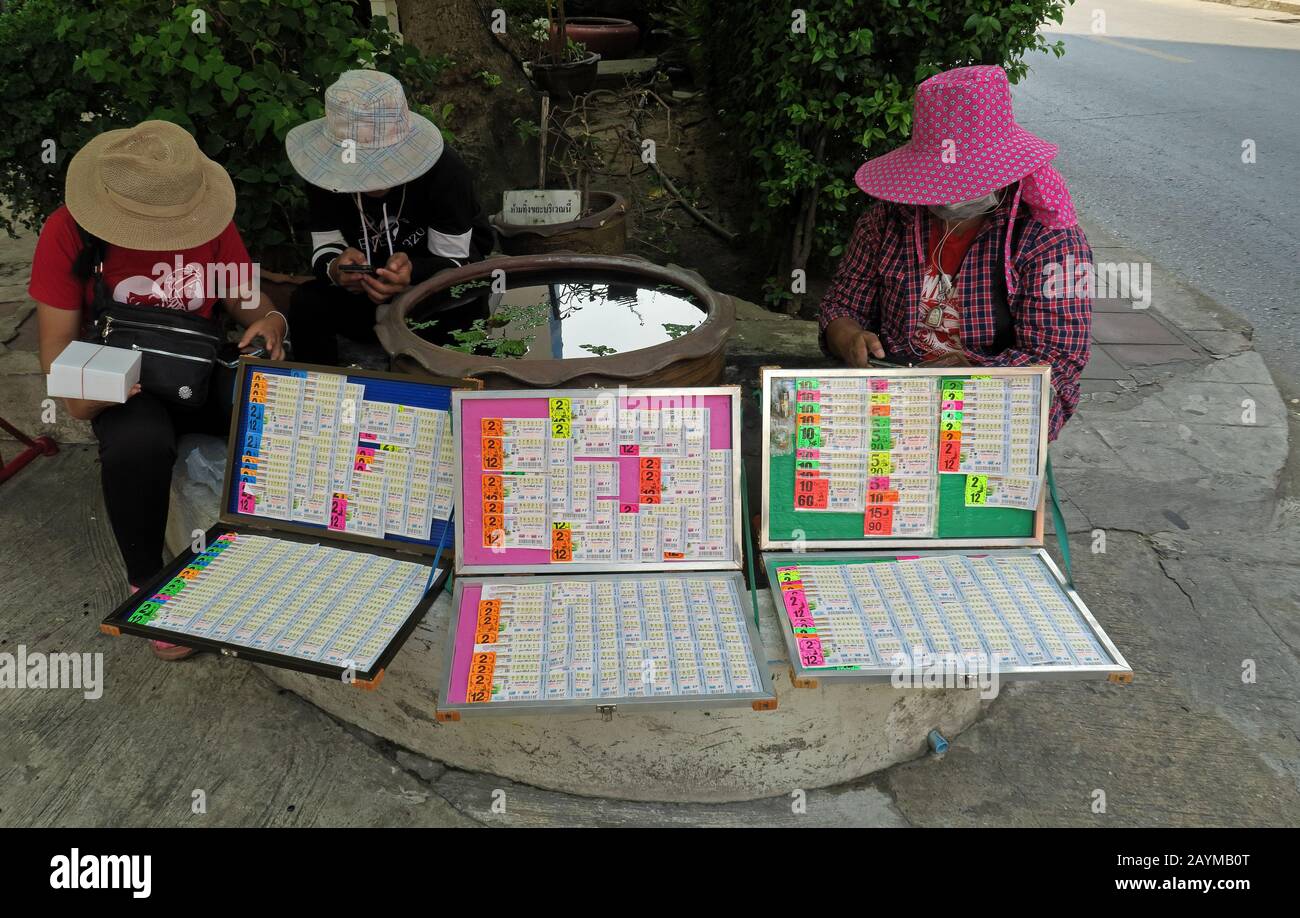 Bangkok, thailand - 2020.01.29: Verkauf von Lotterietickets an der thanon sukhumvit Soi 1 Straße in der Innenstadt Stockfoto