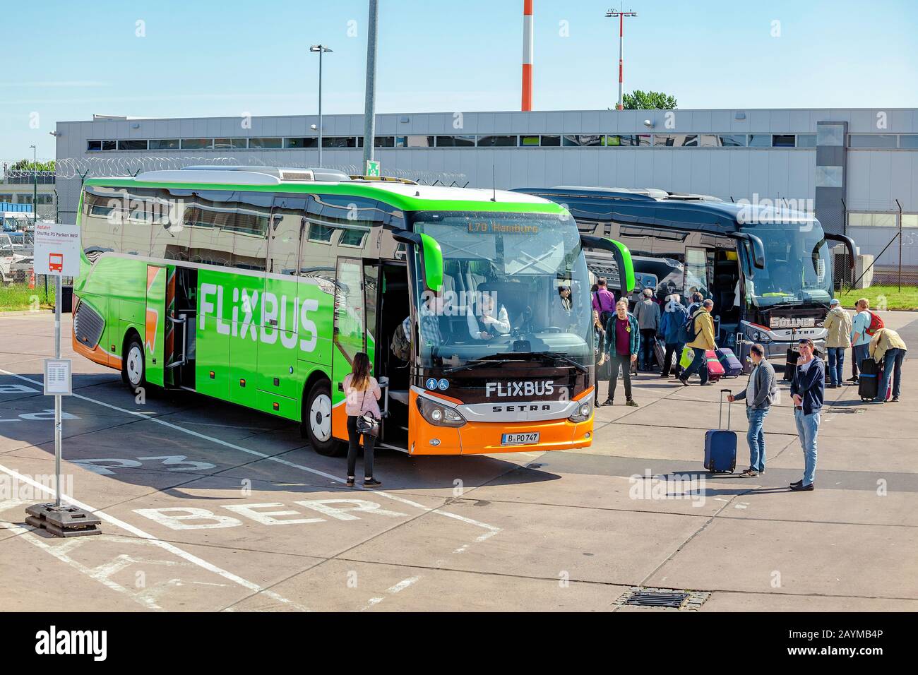 Berlin, 20. MAI 2018: Flixbus an der Bushaltestelle und Passagiere am Flughafen Schonfeld Stockfoto