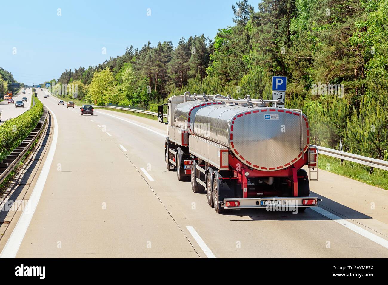 Tankwagen Fuel tanker truck -Fotos und -Bildmaterial in hoher Auflösung – Alamy