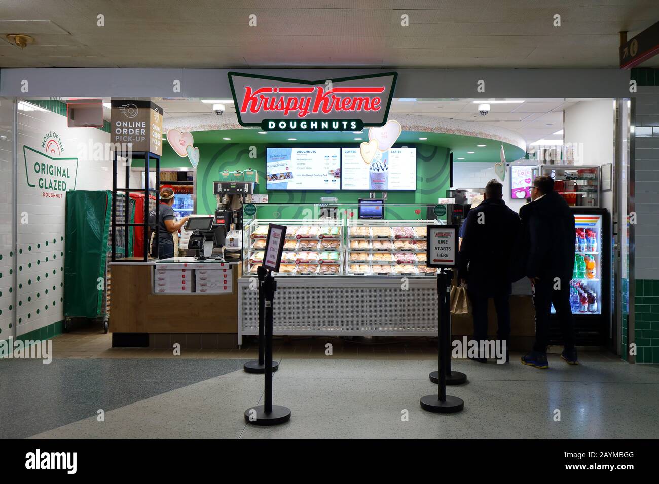 Ein Krispy Kreme Donut Händler an der New York Penn Station, New York, New York. Stockfoto