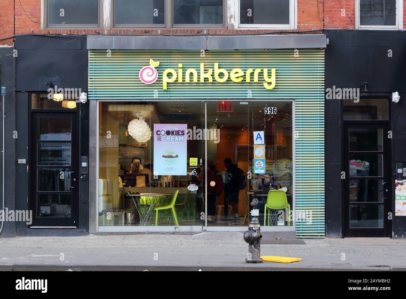 Pinkberry, 596 9. Ave, New York. NYC-Schaufensterfoto eines gefrorenen Joghurtladens im Viertel Hells Kitchen in Manhattan. Stockfoto