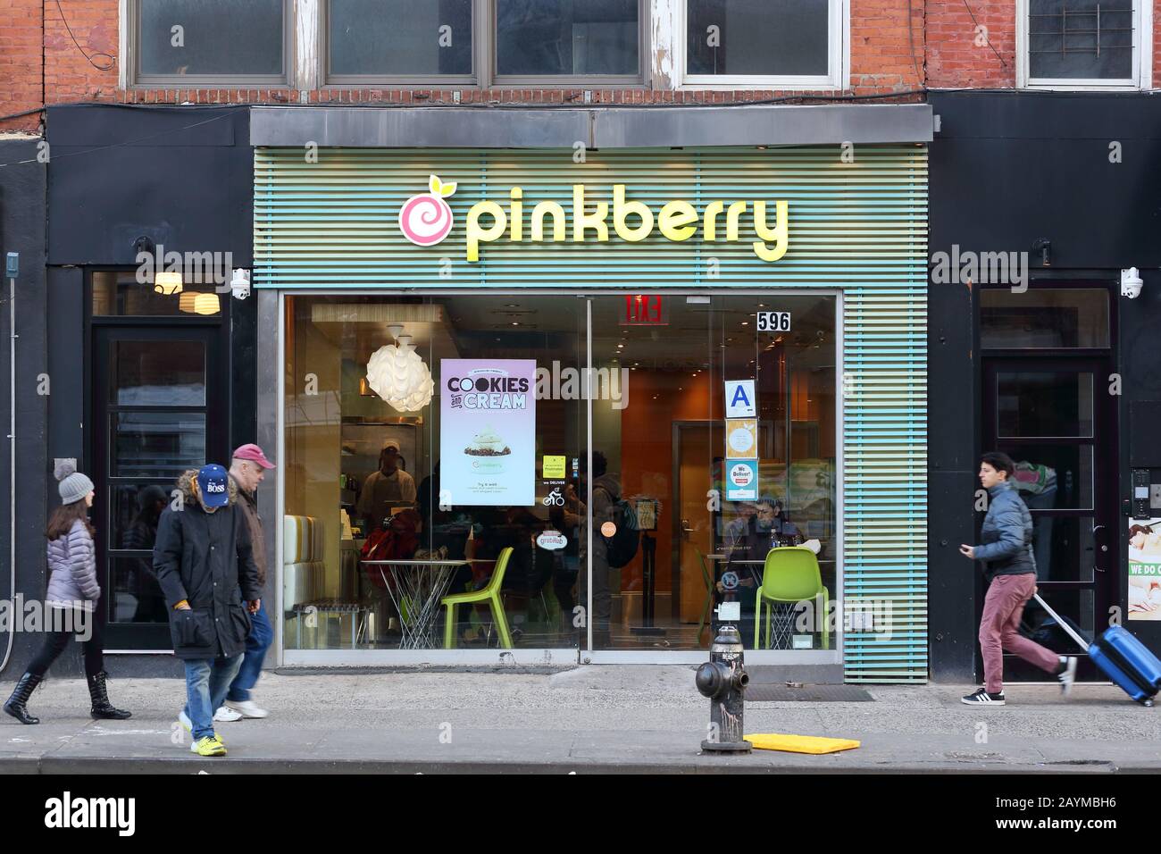 Pinkberry, 596 9. Ave, New York. NYC-Schaufensterfoto eines gefrorenen Joghurtladens im Viertel Hells Kitchen in Manhattan. Stockfoto