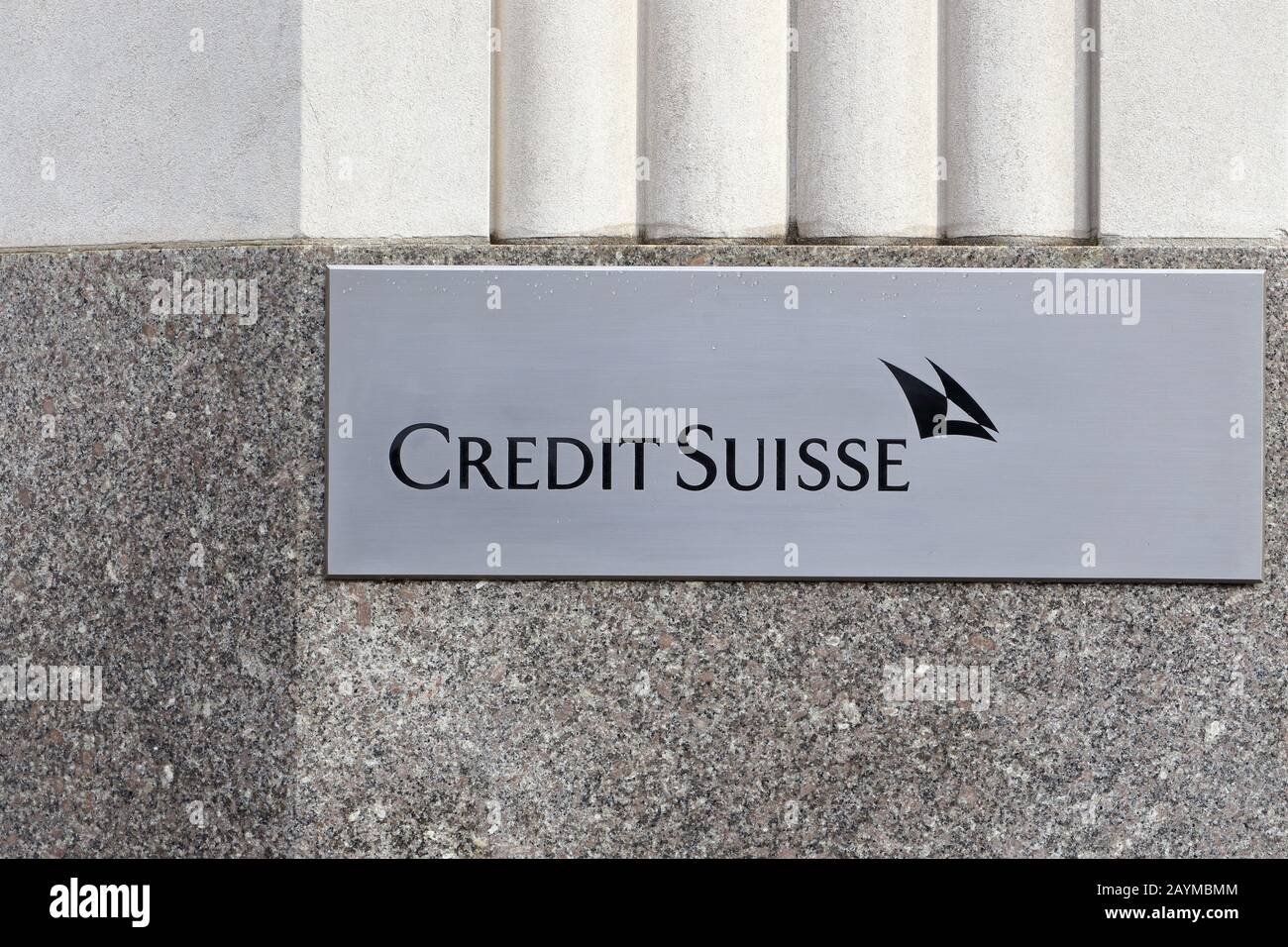 Ein Schild der Credit Suisse an einer Wand in ihren New Yorker Büros Stockfoto