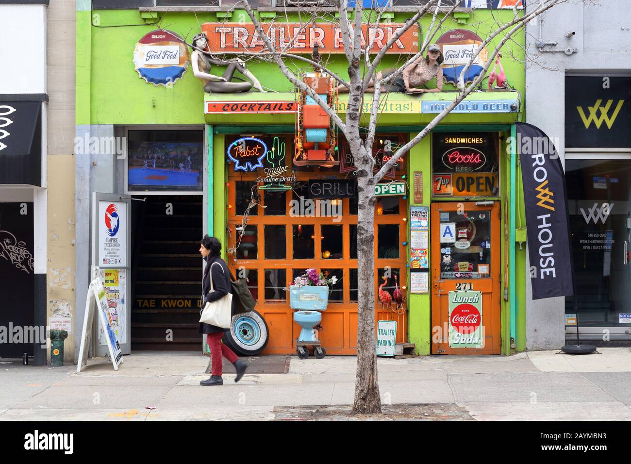 Trailer Park Lounge, 271 W 23. St, New York. NYC-Schaufensterfoto einer Bar und eines Restaurants mit Roadhouse-Thema in Manhattans Chelsea-Viertel Stockfoto