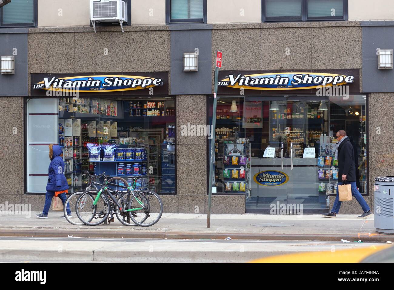 The Vitamin Shoppe, 257 8. Ave, New York. NYC-Schaufensterfoto eines Geschäfts mit Vitamin- und Nahrungsergänzungsmitteln im Chelsea-Viertel Manhat Stockfoto