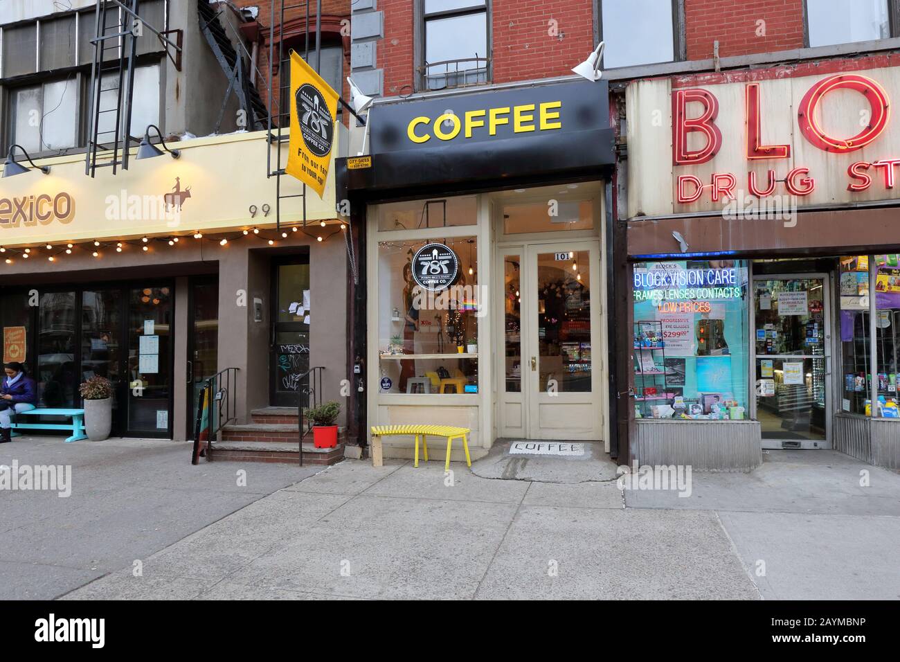 787 Coffee, 101 2. Avenue, New York. NYC-Schaufensterfoto eines Coffee-Shops in Puerto Rico vom Bauernhof zum Tisch im East Village von Manhattan. Stockfoto