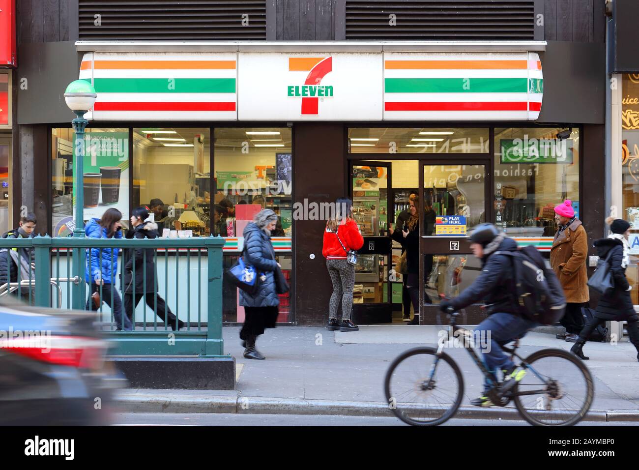 7-Eleven, 107 East 23. Street, New York. NYC-Schaufensterfoto eines Lebensmittelladens im Stadtteil Gramercy von Manhattan Stockfoto