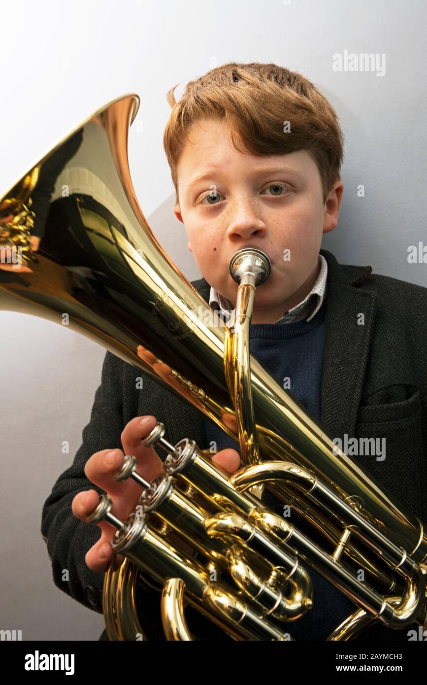 Horn instrument für kinder Fotos und Bildmaterial in hoher Auflösung