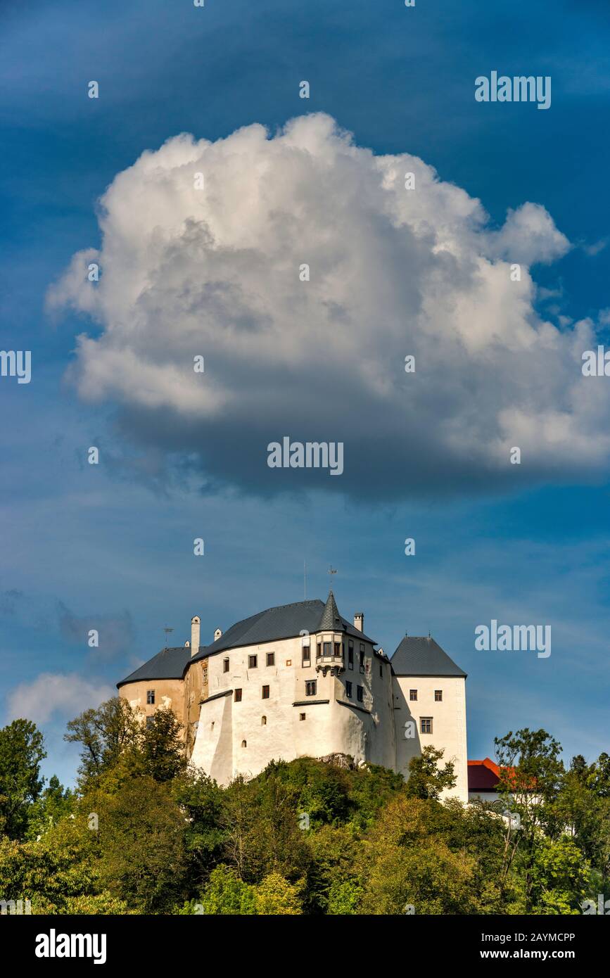 Das Schloss Lupca (Lupciansky hrad) aus dem 13. Jahrhundert wurde im 16. Jahrhundert in Slovenska Lupca, Banska Bystrica, Slowakei, Mitteleuropa umgebaut Stockfoto