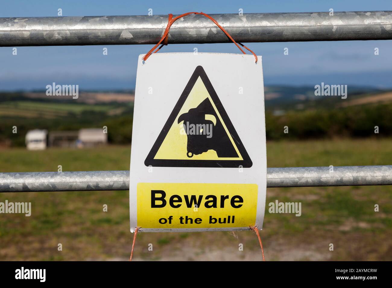 Ein Warnschild "Beware of the Bull" auf einer Farm in Großbritannien Stockfoto
