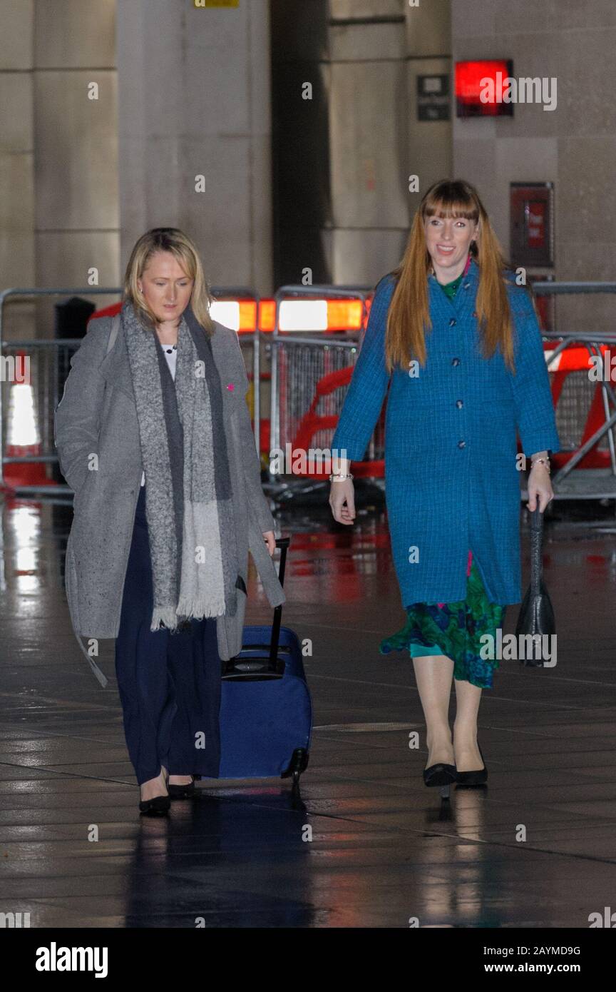 Rebecca Long-Bailey, Abgeordnete für Salford & Eccles and Labour Party Leadership Contender und Angela Rayner, Abgeordnete für Ashton-under-Lyne und stellvertretende Führungsspitze des Labour-Teils kommen im BBC Broadcasting House in London an, wo sie in der Andrew Marr Show auftreten wird. 16/02/2020. Stockfoto