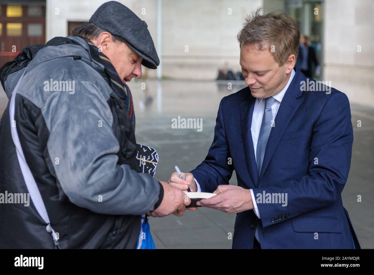 Grant Shapps, Abgeordneter für Welwyn Hatfield und Staatssekretär für Verkehrszeichen signiert Autogramme, während er das BBC Broadcasting House, London, verlässt, nachdem er auf der Andrew Marr Show zu sehen war. 16/02/2020. Stockfoto