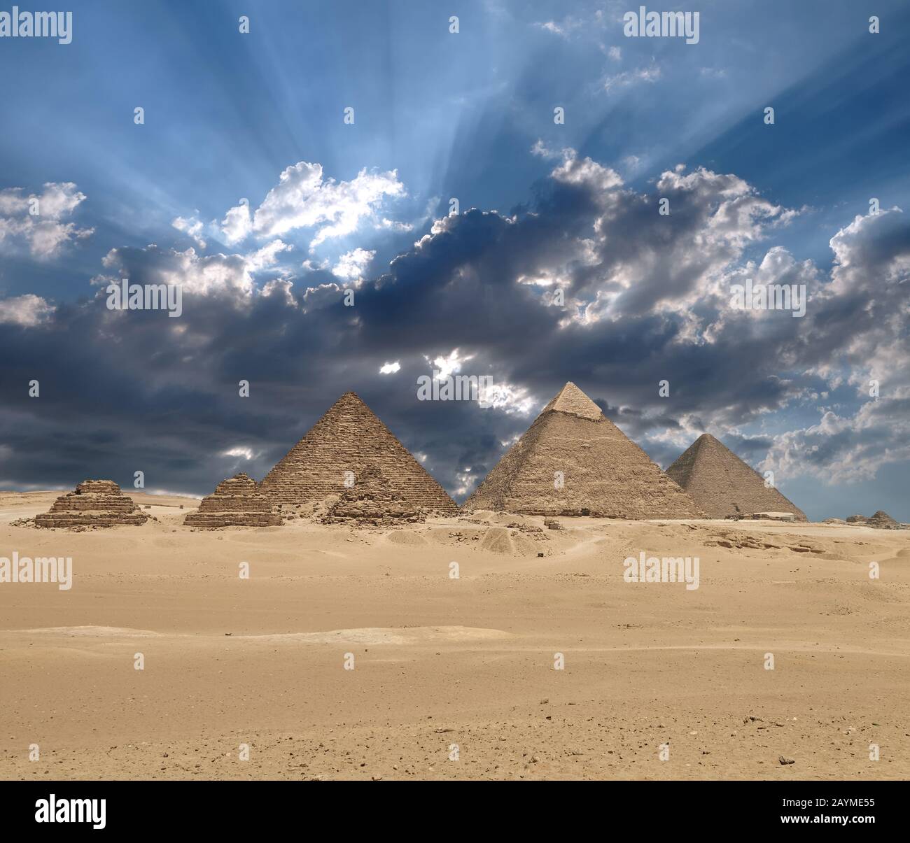 Die Sonne scheint von Wolken über dem Giza-Pyramidenkomplex oder der Giza-Necropolis auf dem Giza-Plateau in Ägypten bei Kairo, einschließlich der Großen Pyramide von Giz Stockfoto