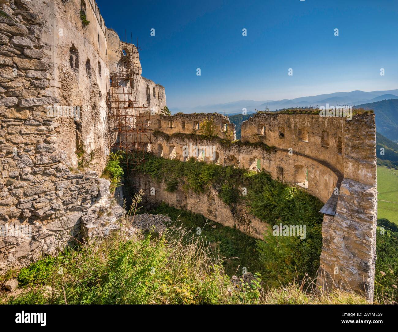 Ruinen der Burg Lietava (Lietavsky hrad), 13. Jahrhundert, Berge der Mala Fatra in weiter Ferne, in der Nähe von Zilina, Slowakei, Mitteleuropa Stockfoto