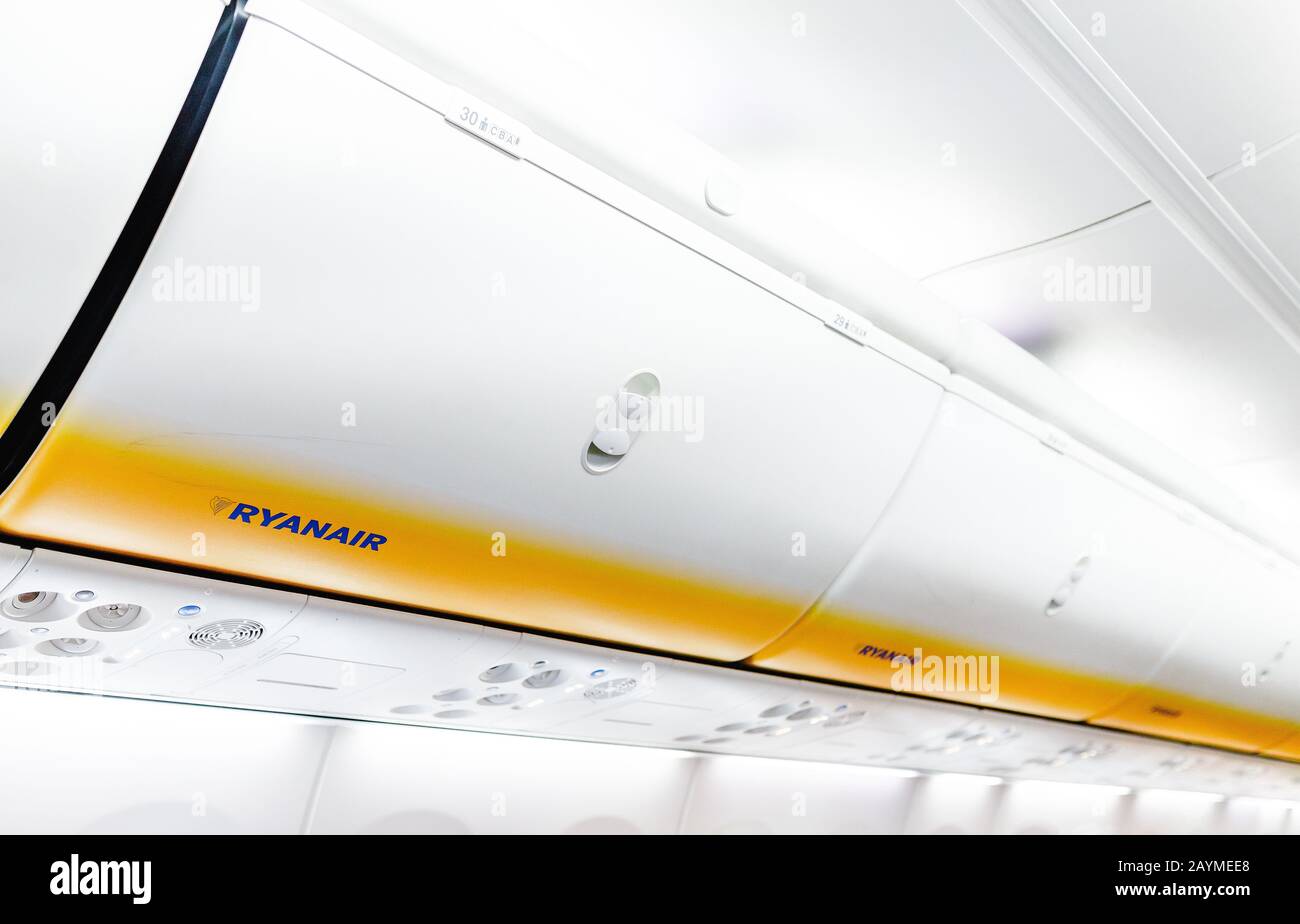 16. MAI 2018, BUDAPEST UNGARN: Gepäckablage im Flugzeug, Ryanair Airlines Stockfoto