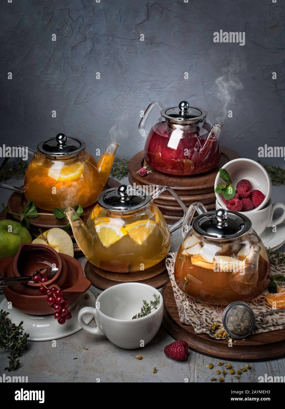 Lebensmittelfotografie verschiedener Art von Teekanne und Teetasse mit Früchten und Beeren Stockfoto