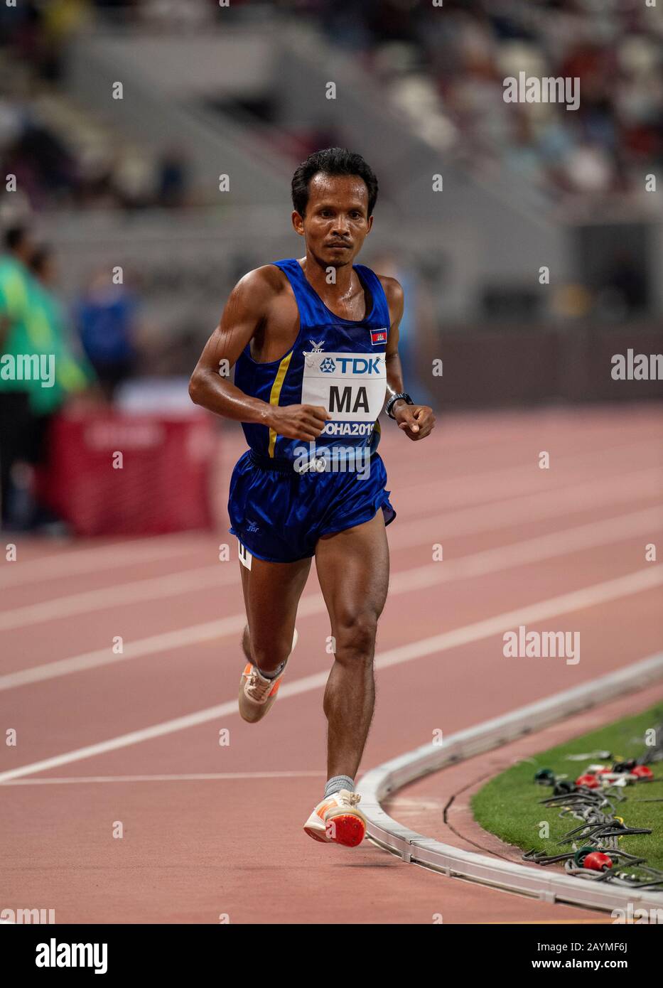Doha - KATAR - SEP 27: Viro Ma (CAM) tritt bei den 5000m-Aufläufen Der Männer an Tag eins der 17. IAAF-Leichtathletik-Weltmeisterschaften in Doha 2019 in Khalifa an Stockfoto