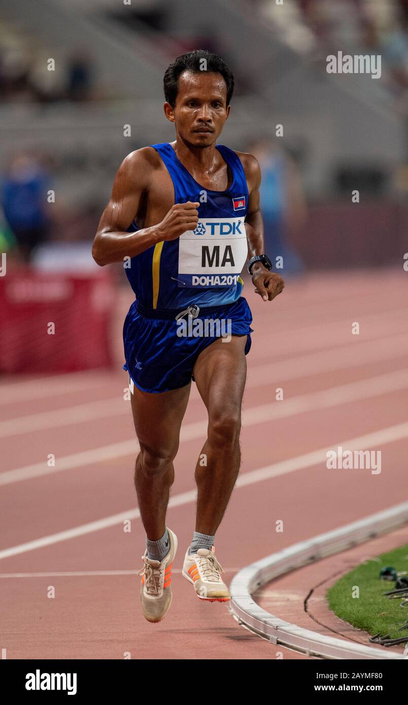 Doha - KATAR - SEP 27: Viro Ma (CAM) tritt bei den 5000m-Aufläufen Der Männer an Tag eins der 17. IAAF-Leichtathletik-Weltmeisterschaften in Doha 2019 in Khalifa an Stockfoto