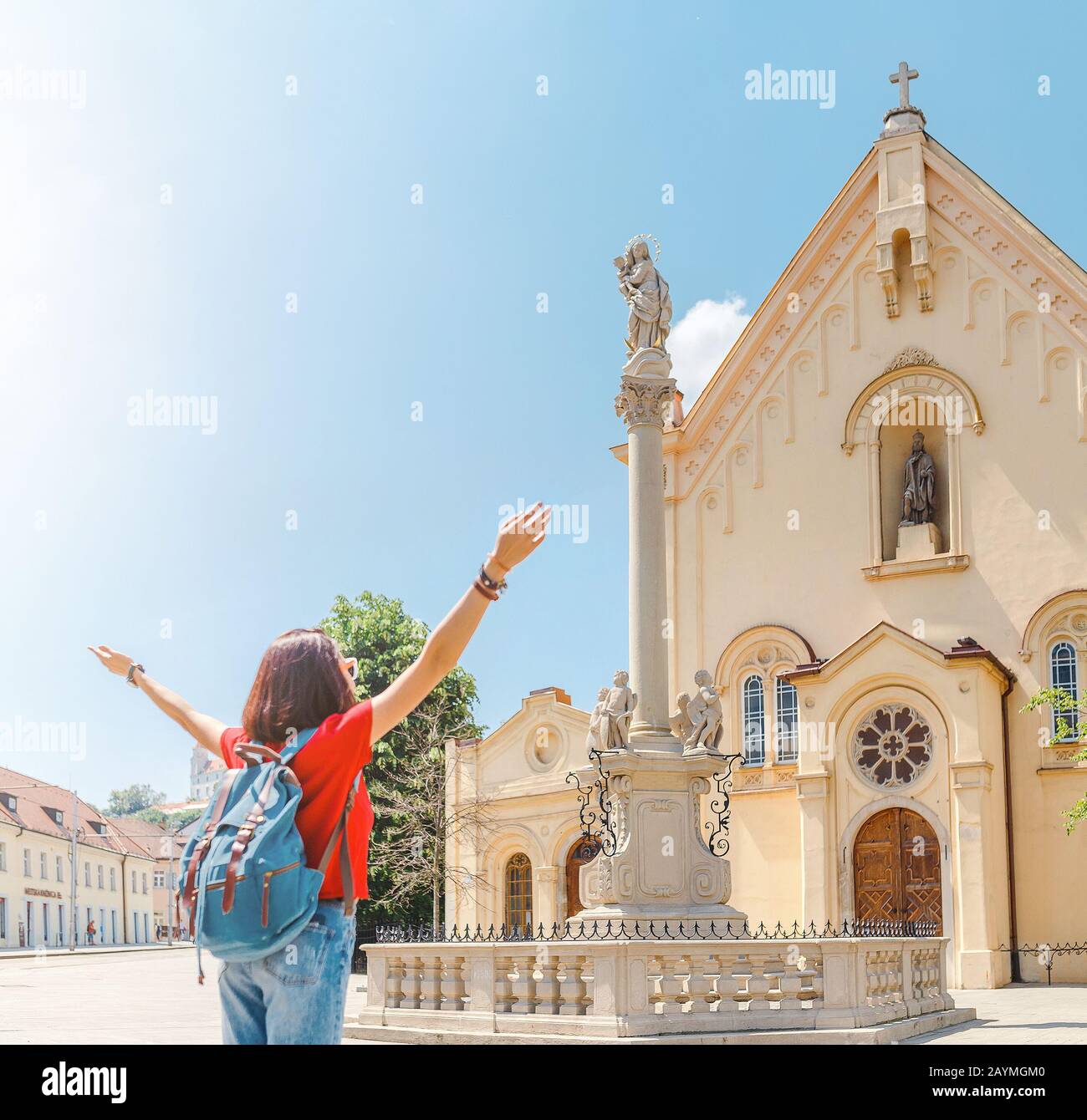 Der aktive und glückliche Touristenreisende des Mädchens genießt einen wunderbaren Blick auf die Architektur der alten Kapuzinerkirchengemeinde in Brastilava, Slowakei Stockfoto