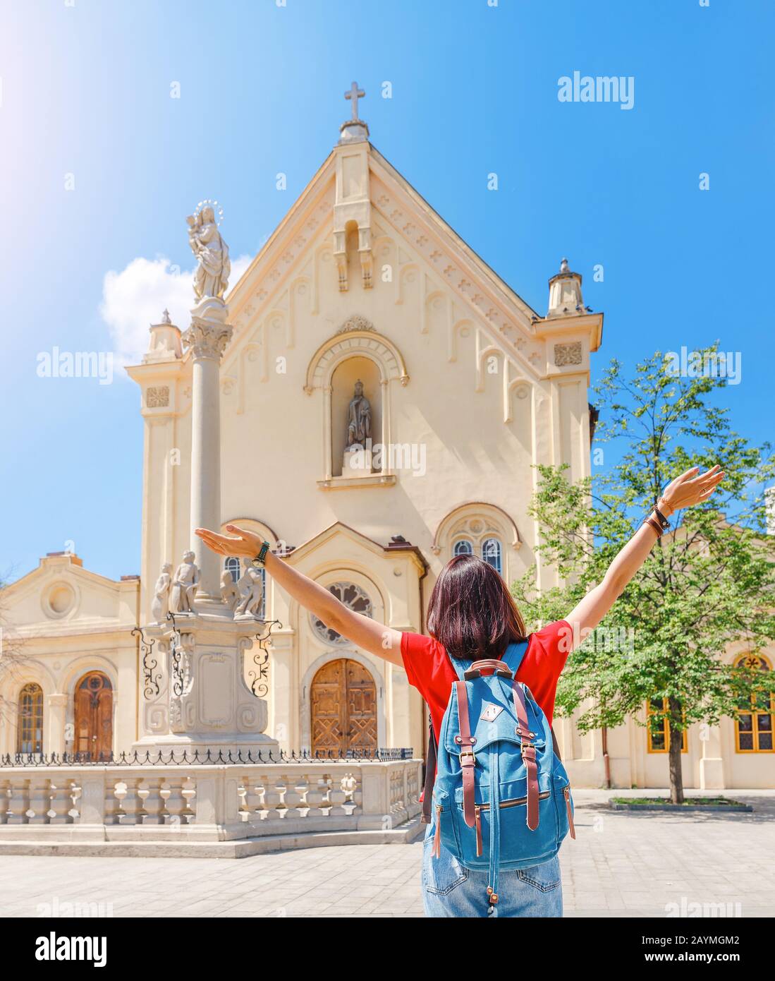 Der aktive und glückliche Touristenreisende des Mädchens genießt einen wunderbaren Blick auf die Architektur der alten Kapuzinerkirchengemeinde in Brastilava, Slowakei Stockfoto