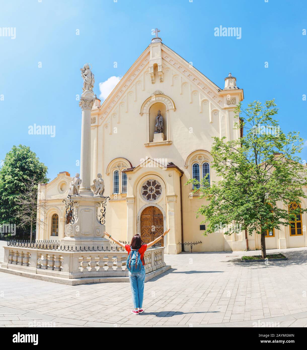 Der aktive und glückliche Touristenreisende des Mädchens genießt einen wunderbaren Blick auf die Architektur der alten Kapuzinerkirchengemeinde in Brastilava, Slowakei Stockfoto