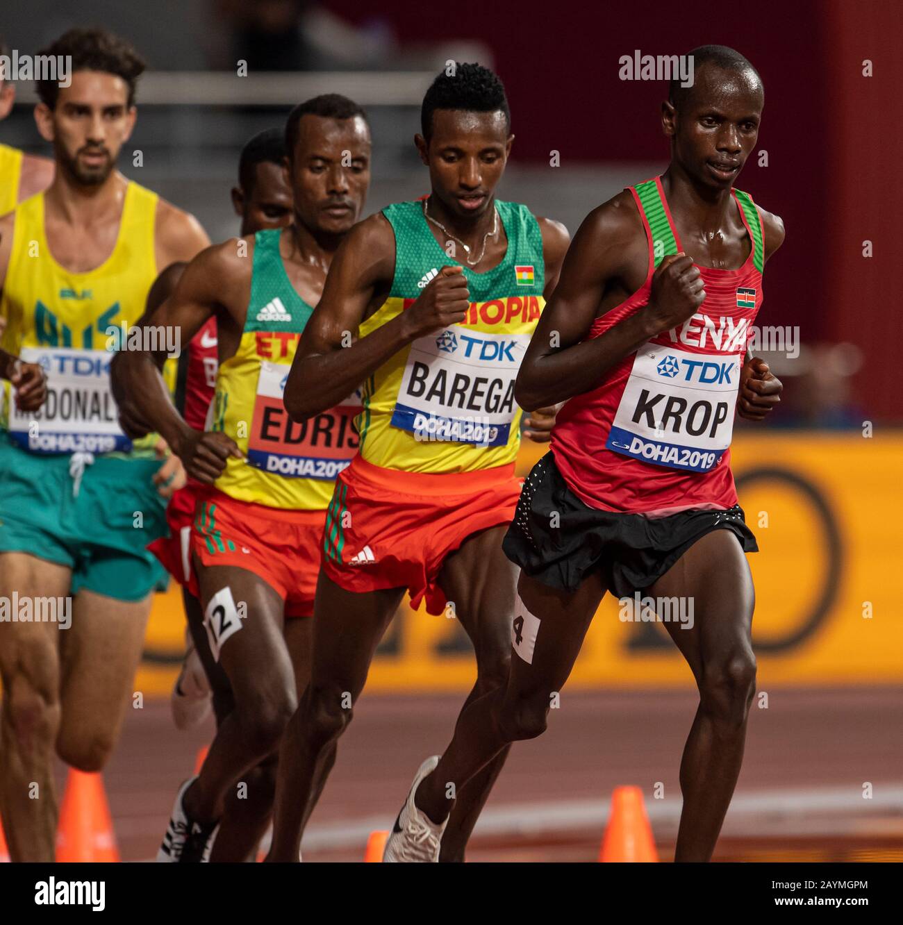 Doha - KATAR - SEP 27: Jacob Krop (KEN) und Selemon Barega (ETH), die an den 5000m-Aufläufen Der Männer am Tag eins des 17. IAAF World Athletics Champ teilnehmen Stockfoto