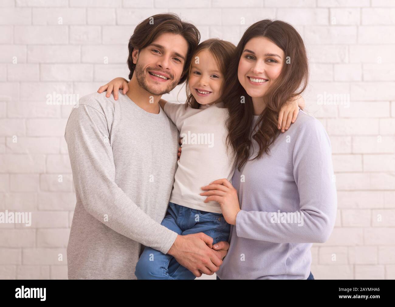 Porträt Liebevoller Eltern Mit Ihrer Niedlichen Kleinen Tochter An Den Händen Stockfoto