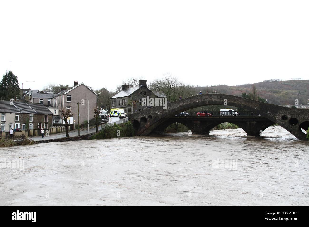 Pontypridd, Südwales, Großbritannien. Februar 2020. Wetter in Großbritannien: Häuser und Unternehmen werden heute Morgen stark überschwemmt, nachdem der Fluss Taff über Nacht, nach dem starken Regen, an den Ufern platzt. Kredit: Andrew Bartlett/Alamy Live News Stockfoto