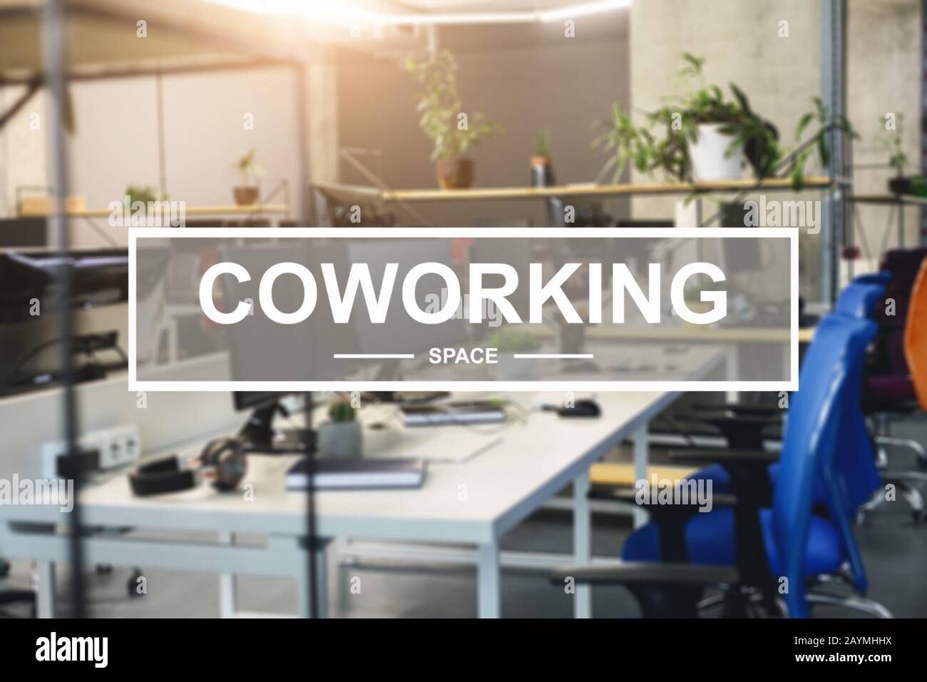 Feißer Text über dem modernen Arbeitsbereich, komfortabler Arbeitsplatz Stockfoto