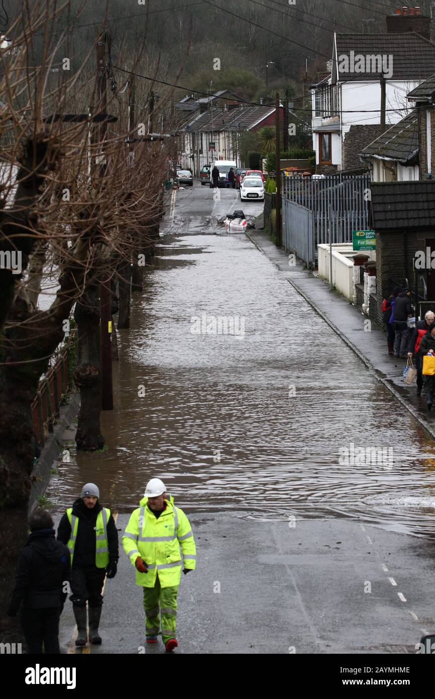 Pontypridd, Südwales, Großbritannien. Februar 2020. Wetter in Großbritannien: Häuser und Unternehmen werden heute Morgen stark überschwemmt, nachdem der Fluss Taff über Nacht, nach dem starken Regen, an den Ufern platzt. Kredit: Andrew Bartlett/Alamy Live News Stockfoto