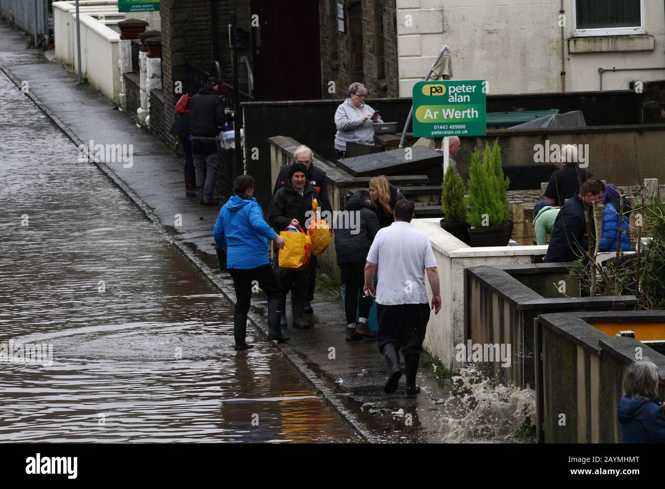 Pontypridd, Südwales, Großbritannien. Februar 2020. Wetter in Großbritannien: Häuser und Unternehmen werden heute Morgen stark überschwemmt, nachdem der Fluss Taff über Nacht, nach dem starken Regen, an den Ufern platzt. Kredit: Andrew Bartlett/Alamy Live News Stockfoto